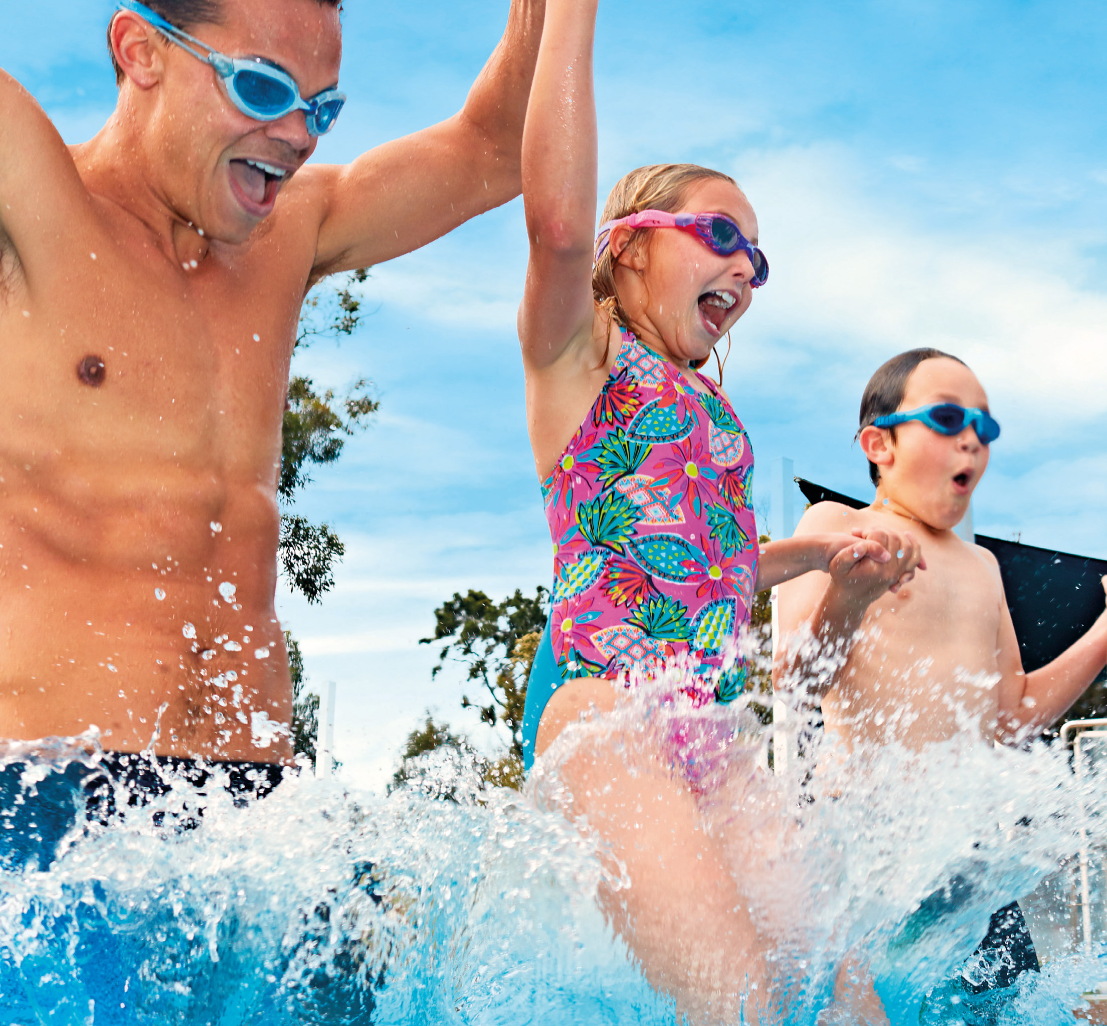 Familie im Badespaß - Ausgerüstet mit unseren Schwimmshop Artikel