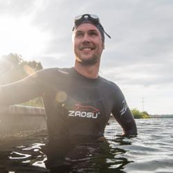 Schwimmer wendet am Beckenrand 